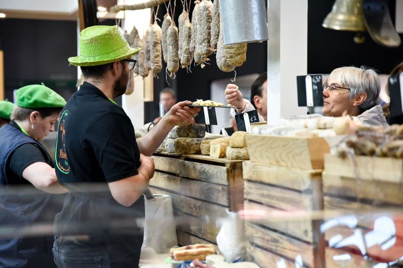 Exposant d'Occitanie présentant un plateau de fromage
