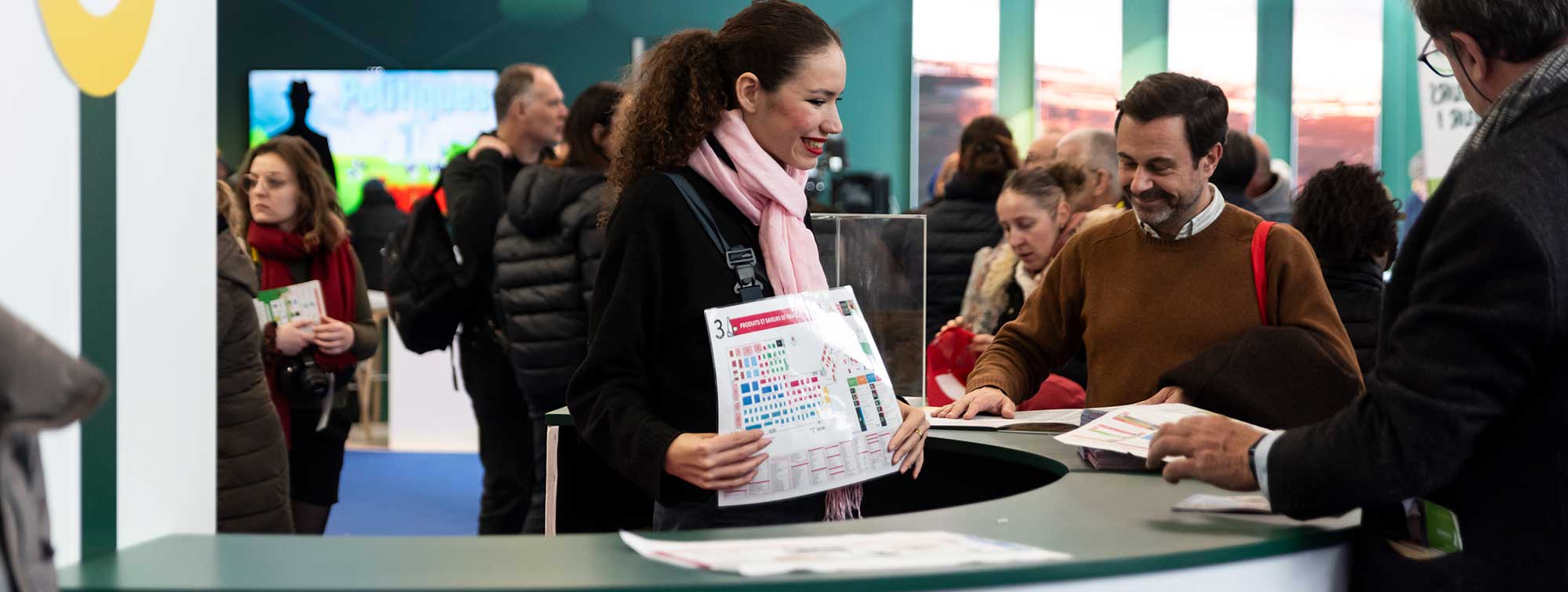 Hotesse d'accueil à l'entrée du salon