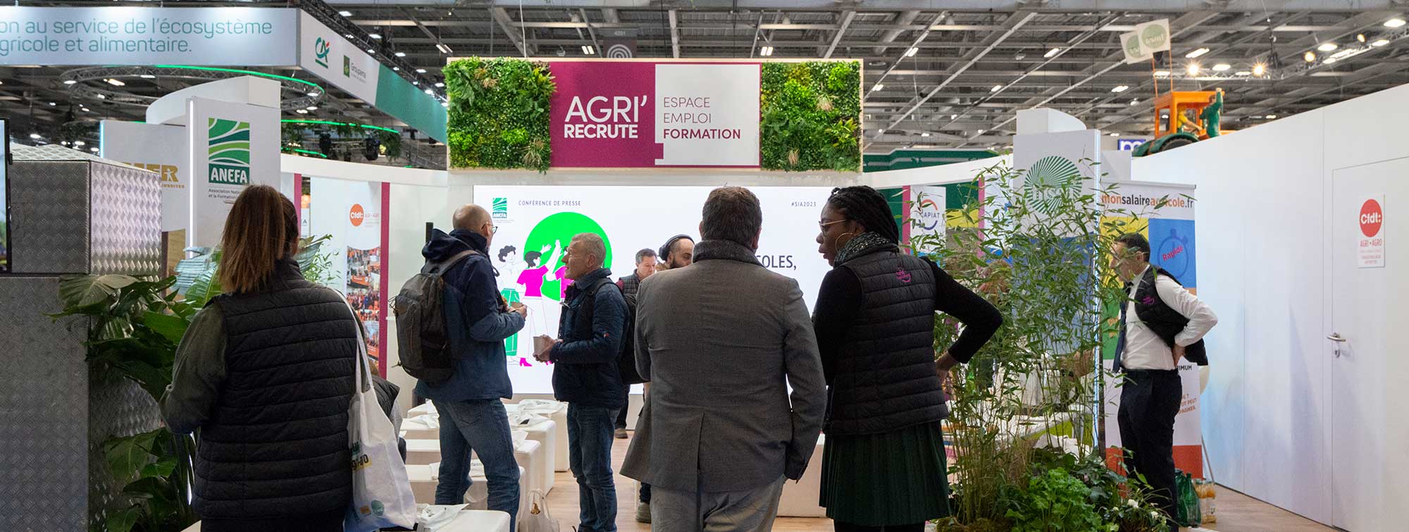 Visitors in front of the Agri'Recrute stand