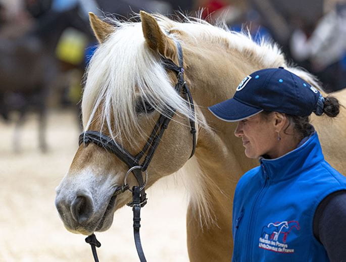 Eleveuse présentant un cheval au Grand Défilé