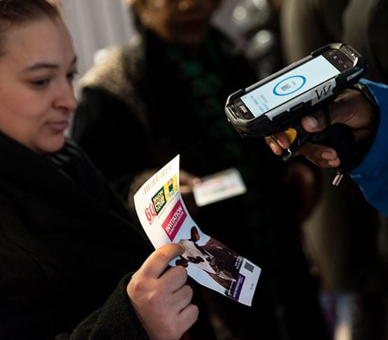 Visiteur présentant son billet d'entrée au salon