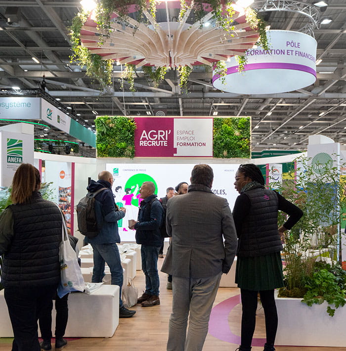 Visiteurs devant le stand Agri'Recrute