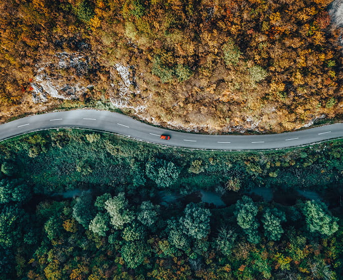 Voiture sur une route côtiere